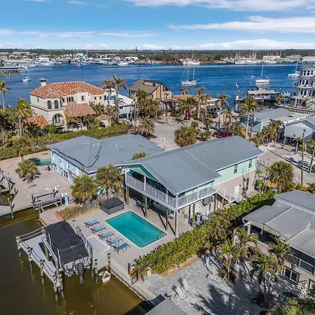 Canal Front W/ Heated Pool, 3 Bedroom Free Parking